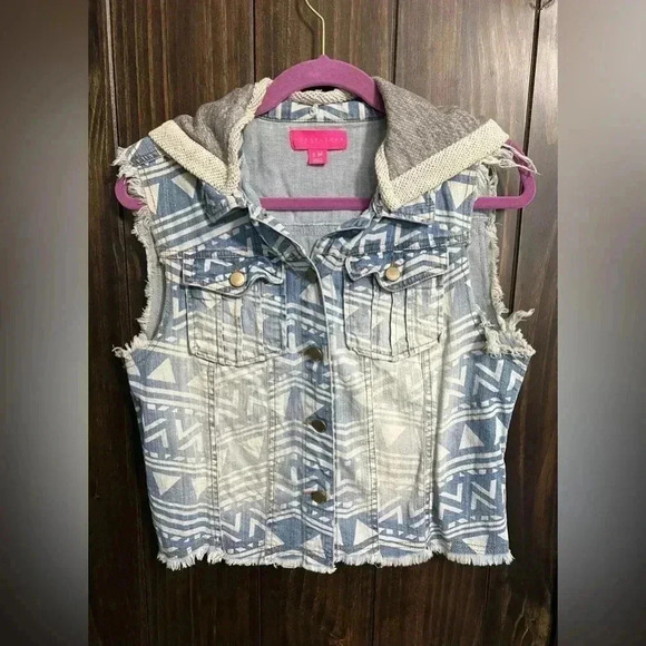 Tinseltown Southwestern Denim Vest. Size: Medium - Picture 10 of 11